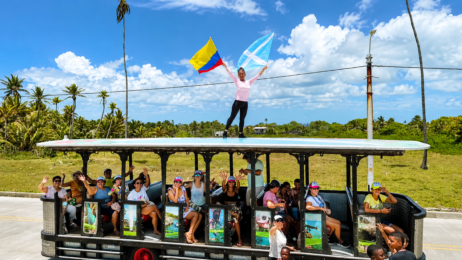 Ingrid Reyes con el Tren Turístico San Andrés
