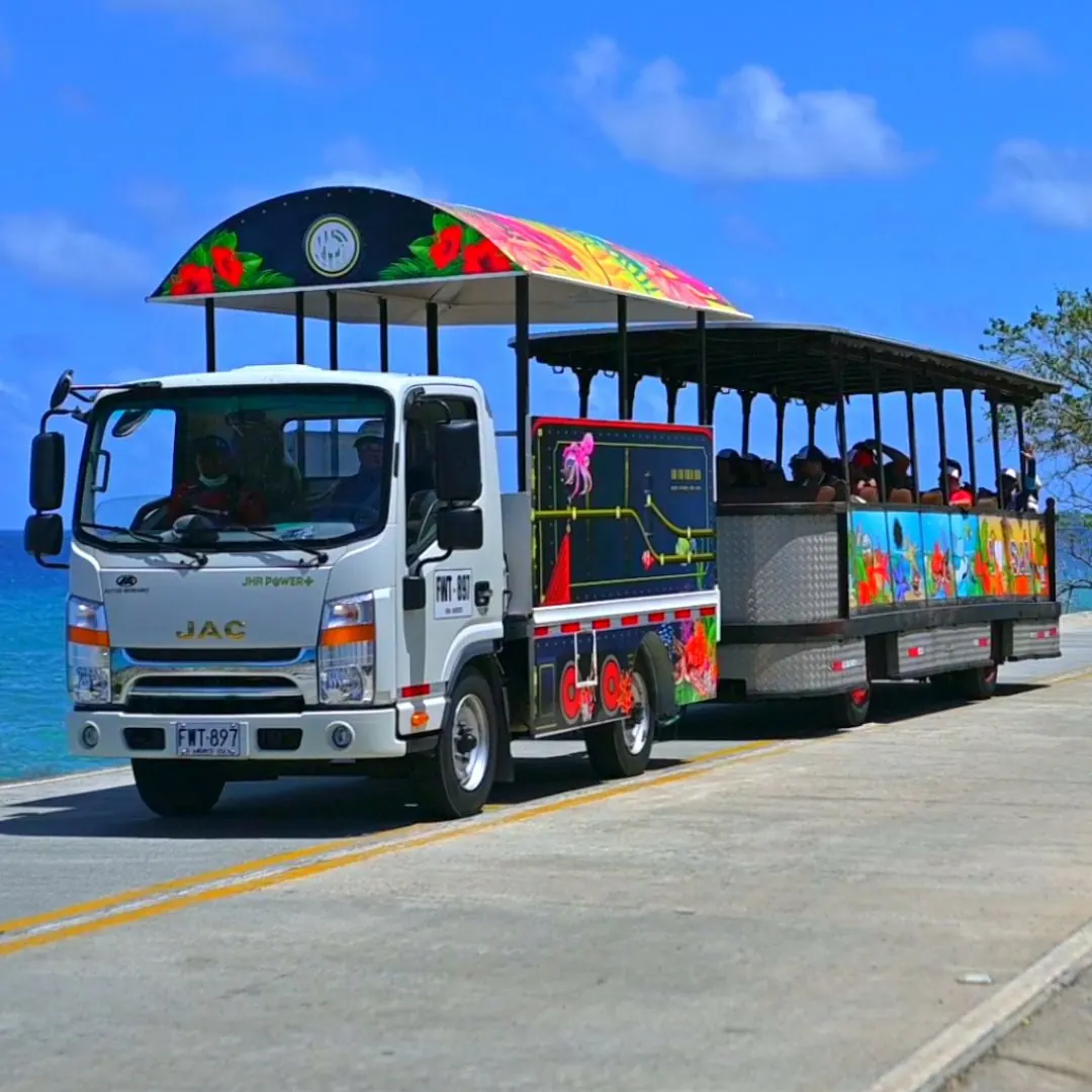 Tren Turístico actual recorriendo San Andrés frente al mar